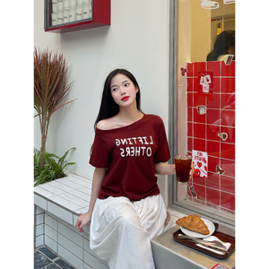 Camiseta de un Solo Hombro para Mujer, Precio al por Mayor, Manga Corta, Estampado de Letras Moderno, Tela de Algodón Suave, Color Rojo Ciruela - Product Image 4