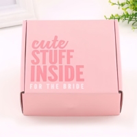 Umweltfreundliche Luxus-Versandbox aus recyceltem Wellpappe in Rosa für den Versand von Geschirr