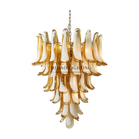 Lustre médiéval français, suspension en verre de Murano fait main à pétales superposés, dégradé ambre-blanc, pour villa duplex à plafond haut