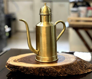 Bouilloire à thé artisanale en laiton avec long bec verseur et couvercle |   Théière traditionnelle en métal pour servir du thé et du café |   Finition Or Antique - Product Image 5