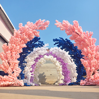 Arche décorative en fleurs de cerisier pastel, arche florale élégante pour la décoration d'un photomaton de mariage