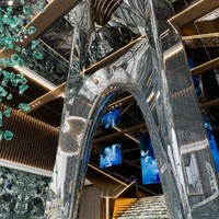 Lustre en verre vert émeraude ANNO avec pièces facettées flottantes, luminaire suspendu personnalisé pour réception d'hôtel de luxe