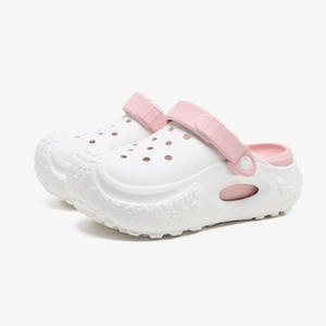 Sandalias de Plataforma Crocs Blancas y Rosas, Suela Gruesa Antideslizante, para Playa y Exteriores, Punta Cerrada, Estilo Veraniego, Diseño Moderno con Aberturas - Product Image 5