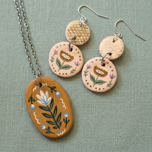 Collier avec pendentif fleur en céramique vintage et boucles d'oreilles pendantes, ensemble de bijoux bohèmes peints à la main pour femmes - Product Image 4