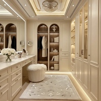 Dressing sur mesure de luxe, style classique français, avec meuble-lavabo et miroir pleine longueur, pour dressing de villa haut de gamme