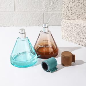 Chum Sang Trọng Rỗng Bơm Lại Thủy Tinh Đóng Gói Chai Tam Giác Không Thường Xuyên 50Ml 65Ml Chai Nước Hoa Với Uốn Phun - Product Image 3