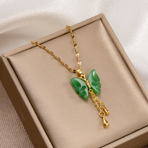 Collana con ciondolo a farfalla in giada verde naturale in acciaio al titanio senza dissolvenza collana a farfalla in acciaio inossidabile per la famiglia - Product Image 2