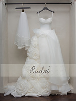 Robe de Mariée Ruolai ZD05212 3D Roses Coeur Sans Manches Fleurs Travail Artisanal