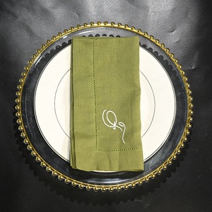 Serviettes en lin brodées monogrammées à points festonnés en coton et lin tissé pour la maison et les restaurants - Product Image 4