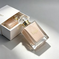 Flacon de parfum en verre carré de luxe pour femmes, personnalisable, disponible en 30 ml, 50 ml, 100 ml, avec bouchon et boîte.