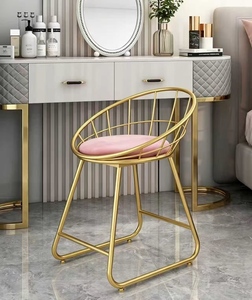 Chaise ronde en métal doré avec coussin rose, meubles contemporains pour chambre à coucher et salon - Product Image 1