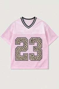 เสื้อเจอร์ซีย์ฟุตบอลทรงบ็อกซี่โอเวอร์ไซส์คอวีพิมพ์ลายเสือดาวสีชมพูแบบสั่งทำพิเศษสำหรับผู้หญิงไซส์พลัส - Product Image 3