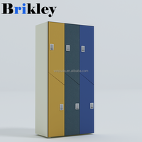 Solution de casier HPL grain de bois imperméable et durable de type Z, personnalisée en usine par Brikley, avec serrure RFID pour les installations sportives