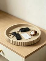 Plateau rond cannelé en résine beige grain de sable, décoratif et multifonctionnel, pour rangement de bijoux et accessoires de salle de bain