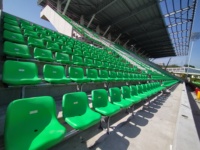 Siège de stade ergonomique à dossier haut avec matériau PE/HDPE, design imperméable pour une utilisation en extérieur/en intérieur lors de longues compétitions