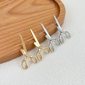 Nuevos pendientes de tuerca en forma de tijera de estilo Punk Retro de moda al por mayor para mujer, diseño geométrico creativo único, aleación, superventas - Product Image 2