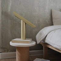 Lampe de table LED créative, moderne et minimaliste pour hôtels et salles d'étude, abat-jour en métal avec base E14, décoration de chevet