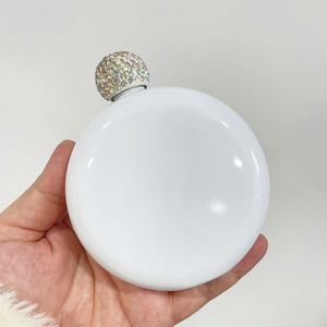Mini Botella de Licor/Whisky Redonda Blanca de 5 oz para Sublimación, con Tapa de Diamantes de Imitación - Product Image 2