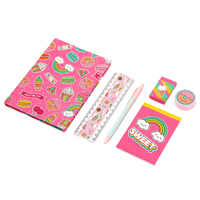Ensemble de papeterie pour enfants sur le thème de Sweet Love: cahier, bloc-notes, règle, gomme, taille-crayon, stylo à bille dans un délicieux sac en PVC