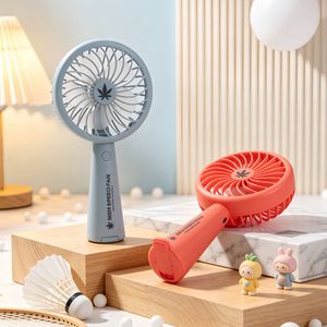 พัดลมมือถือแบบพกพาพร้อมแบตเตอรี่แบบชาร์จไฟได้ 5W DC มอเตอร์ ชาร์จแบบแฮนด์ฟรีสำหรับใช้ในช่วงฤดูร้อนของนักเรียน - Product Image 4