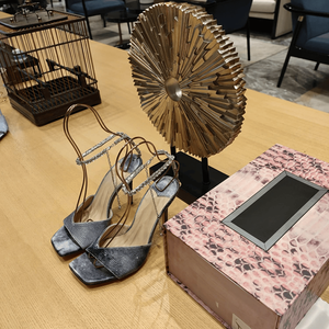 Zapatos de Tacón Alto Jimmy de Alta Calidad con Incrustaciones de Diamantes, Correa de Cadena, Ajuste Delgado, Modernos y Elegantes, Nuevo Éxito de Ventas - Product Image 1