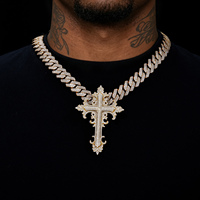 Pendentif Croix Baroque Sculptée de Luxe Vintage Plaqué Or Fait Main avec Diamants Moissanite VVS pour Hommes Rappers