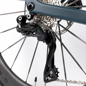 Vélo de course sur route en fibre de carbone T800 de forme aérodynamique avec 24 vitesses, freins à disque hydrauliques, selle et roues R18, cadre en fibre de carbone Absor - Product Image 6