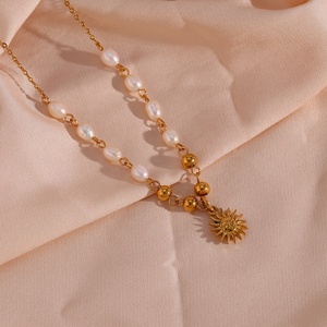 Collier avec pendentif soleil en perles d'eau douce, chaîne en acier inoxydable plaqué or 18 carats, <span class=keywords><strong>design</strong></span> unique - Product Image 4