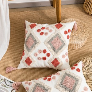Federa Decorativa Boho con Ricamo Etnico, Cuscino in Tela di Cotone Fatto a Mano con Nappine - Product Image 5