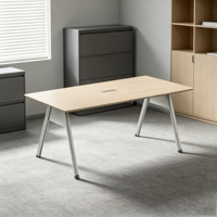 Table de conférence rectangulaire adaptée à un usage professionnel, pouvant accueillir 6 à 8 ou 10 personnes pour les réunions et les discussions.