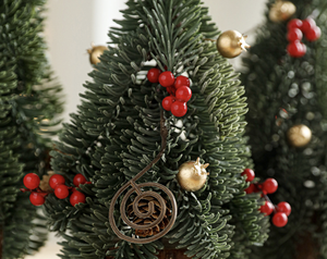 2025 nouveau vert tordu cou arbre de noël et neige Mini fruits rouges <span class=keywords><strong>en</strong></span> <span class=keywords><strong>pot</strong></span> <span class=keywords><strong>petit</strong></span> bureau ornements de noël décorations - Product Image 5