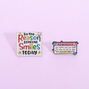Vente en gros Nouveauté 2026 Broches et épingles en métal uniques avec citations inspirantes, badges créatifs amusants en forme de visage souriant arc-en-ciel de dessin animé - Product Image 2