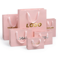 Maßgefertigte Rosa Papiertüten mit Satinband-Griffen Silber-Gold-Prägung für Boutique Einzelhandel Geschenkeladen Großhandel