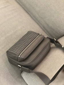 Bolso de Hombro de Piel de Becerro Suave como la Mantequilla. Bolso de Cuero Minimalista para Uso Diario, para Tablet de 10 Pulgadas Logotipo Personalizado B2B de Fábrica - Product Image 5