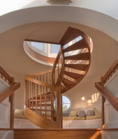Escalier en colimaçon en bois de luxe avec structure en acier courbé de style flottant haut de gamme et marches en bois massif