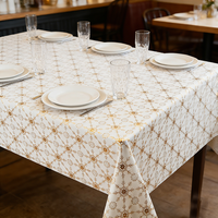 Nappe en PVC à motif floral moderne 137cm*20m, rouge estampé or, imperméable, résistante à l'huile, couleurs et logo personnalisables pour la maison et les mariages