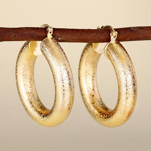 E4426 Orecchini a cerchio dorati da donna, stile classico, da indossare tutti i giorni, gioielli placcati in oro - Product Image 4