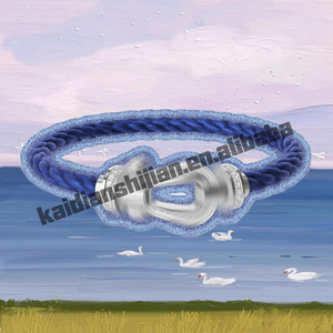 Bracelet tressé unisexe tendance PT900 avec breloque, cordon rouge, zirconiums et boucle fer à cheval plaquée or – Bijou d'anniversaire - Product Image 5