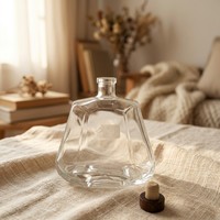 Bouteille à spiritueux en verre cristallin facetté de qualité supérieure avec bouchon en bois et logo personnalisé pour distillerie