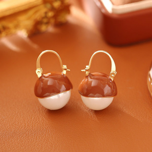 Los pendientes de perlas esmaltados color café, los más vendidos, son sencillos, elegantes y de alta gama. Son versátiles en el día a día. - Product Image 1