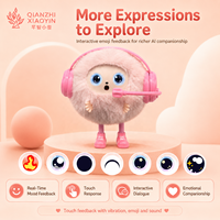 Peluche AI Peach Beat Pink con Cuffie, Gambe Lunghe, Vibrazione al Tocco, Occhi LED, ChatGPT, Clonazione Vocale in 50+ Lingue, Memoria a Lungo Termine
