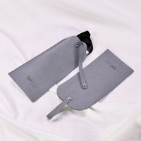 Pochette de rangement pour lunettes et bijoux en microfibre avec bouton-pression, logo personnalisable, un indispensable pour les voyages et les cadeaux.