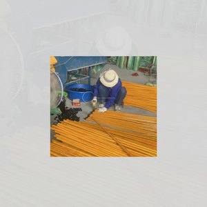 Palo de Escoba de Madera de Eucalipto de Alta Calidad con Cubierta de PVC, Agarre Fuerte y Cómodo - Product Image 1