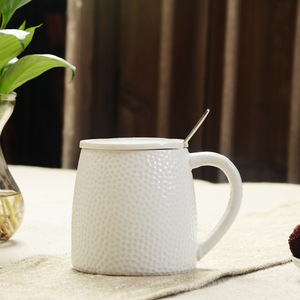 Mug en céramique noir texturé martelé avec couvercle et cuillère pour café et thé - Product Image 3