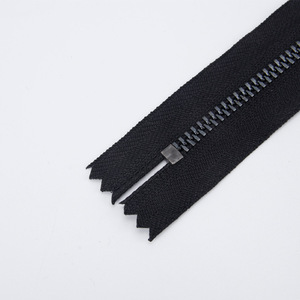 Laite 4 #   Cerniere in metallo Y Teeth all'ingrosso di alta qualità, lucide color canna di fucile, <span class=keywords><strong>con</strong></span> testa a <span class=keywords><strong>molla</strong></span>, a fondo chiuso, per jeans, <span class=keywords><strong>con</strong></span> logo personalizzato - Product Image 5