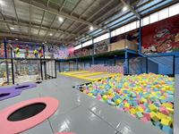 Parc de trampoline pour enfants sur le thème de la galaxie, tapis de saut LED étoilés, filets de sécurité, construction en acier et mousse pour les aires de jeux intérieures (âges