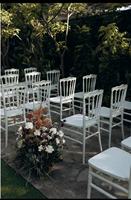 Chaises de salle à manger romantiques en plastique blanc empilables pour événements extérieurs, mariages, banquets et locations