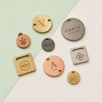 Étiquette Métallique Dorée et Argentée pour Sac à Main, Chaussures, Parfum – Plaque Logo Métallique Époxy Personnalisée – Fournisseur d'Usine B2B