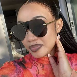 Occhiali da Sole Oversize Senza Montatura con Protezione per gli Occhi, Montatura in Metallo Dorato, Occhiali Futuristici Monoblocco per Donne - Product Image 2