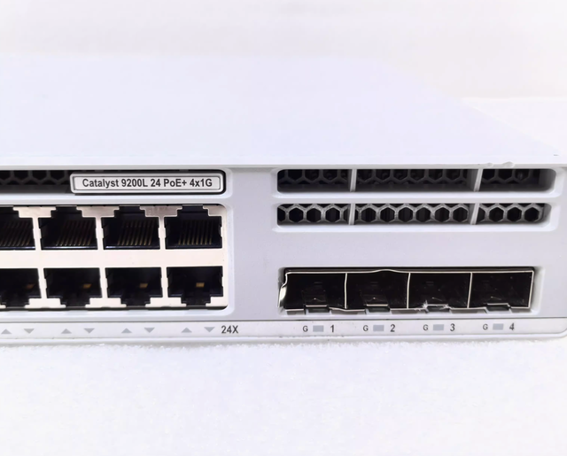 9200L Switch C9200L-24P-4G-E C 24xPoE+ Ports / 4x1G Uplink / Network Essentials Network Switch